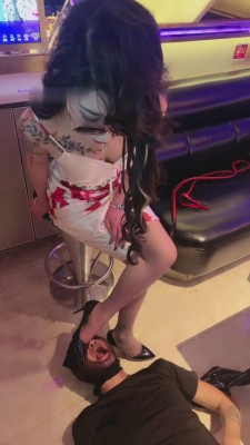 【爱神】女老板KTV把下属虐废-舔丝足/浓痰/高跟鞋喝酒 bf8945  第7张